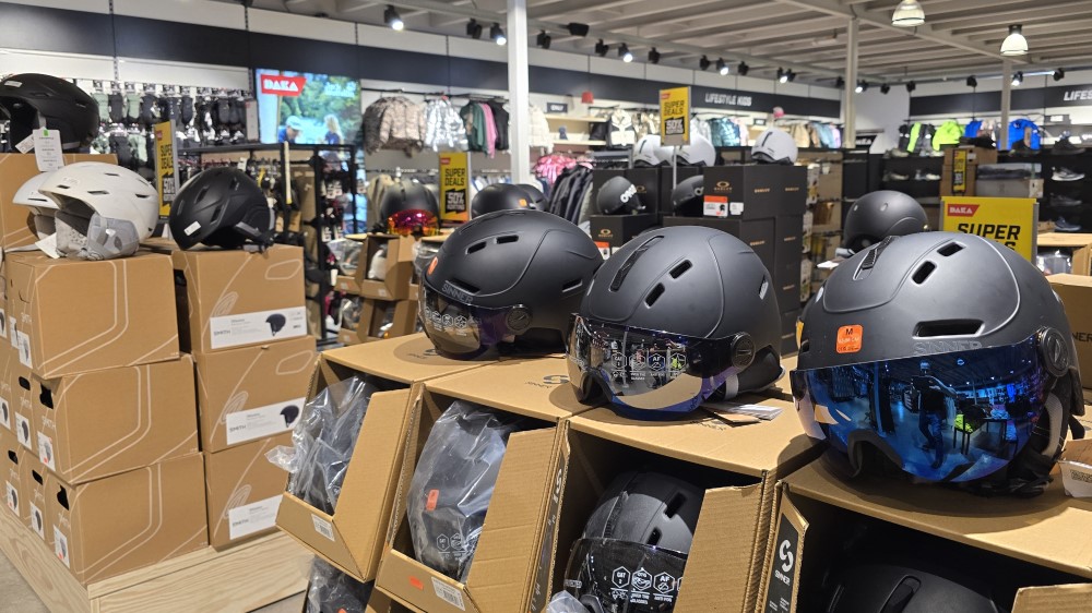 Groot assortiment helme en brillen.